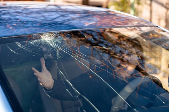 Можно ли отремонтировать лобовое стекло авто или необходимо менять